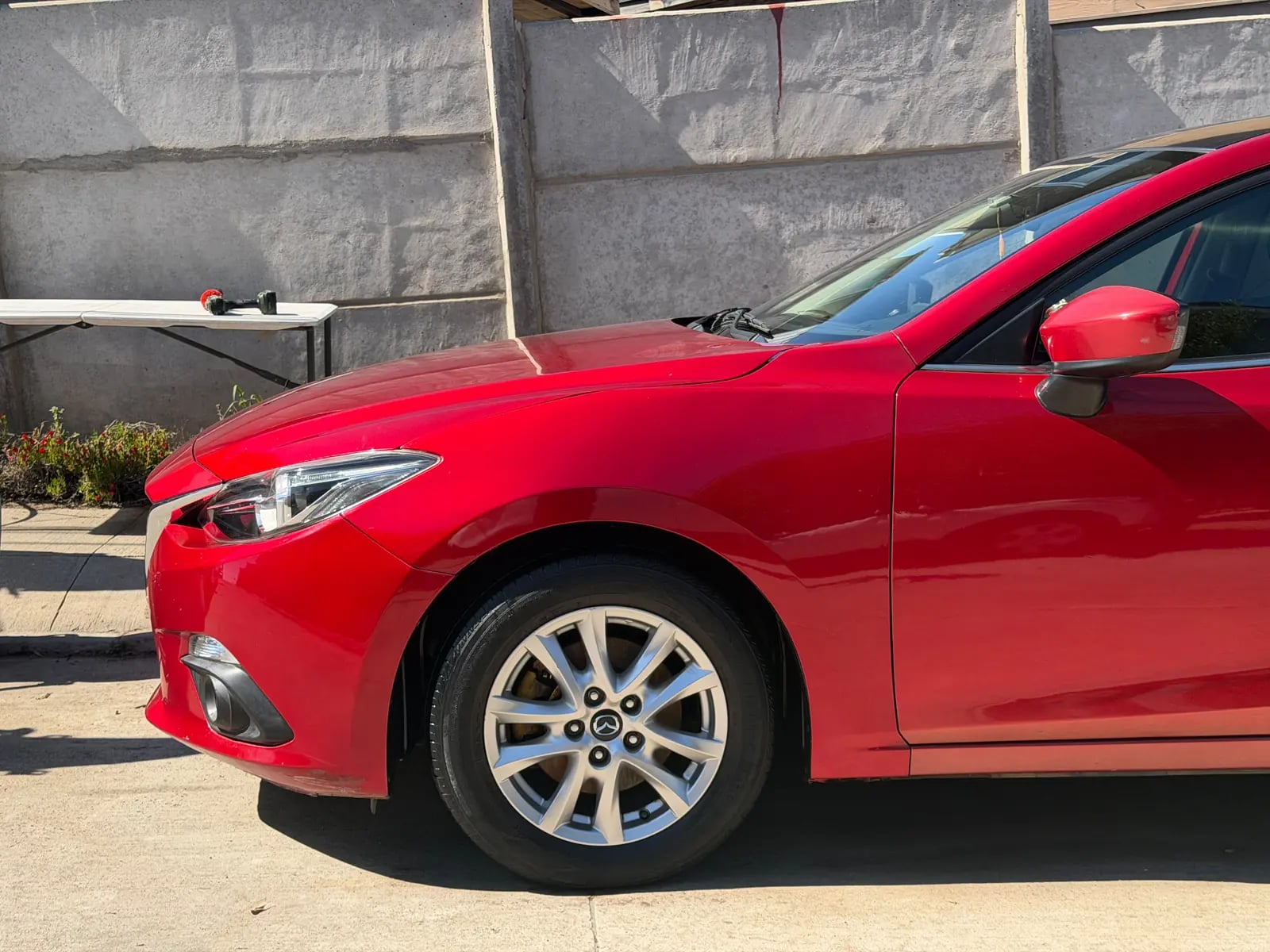 El capó que había dejado de brillar — Hatchback · Mazda 3